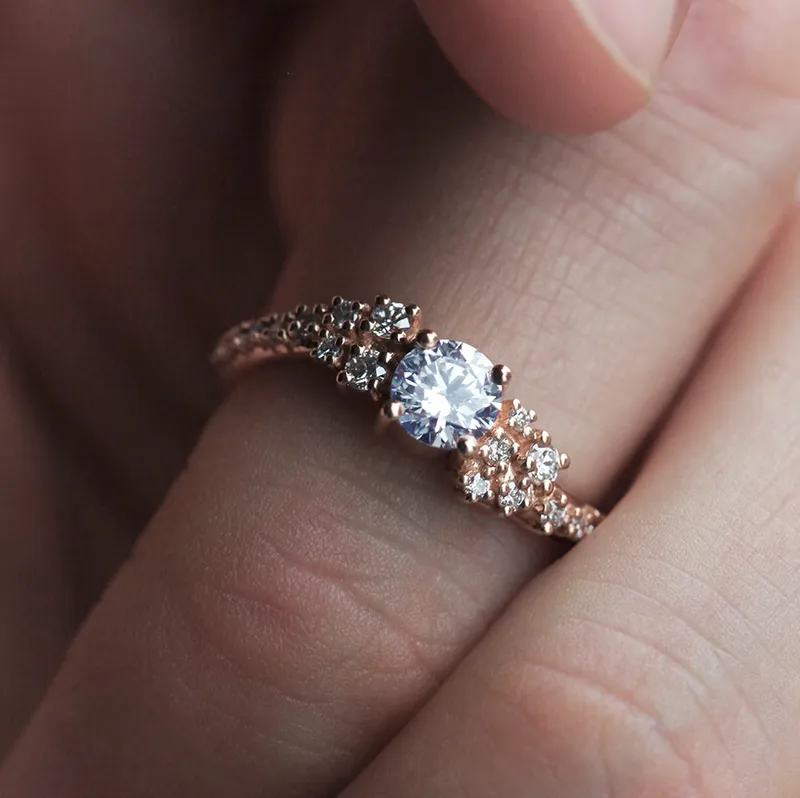 VAL ROUND DIAMOND CLUSTER RING vy 2