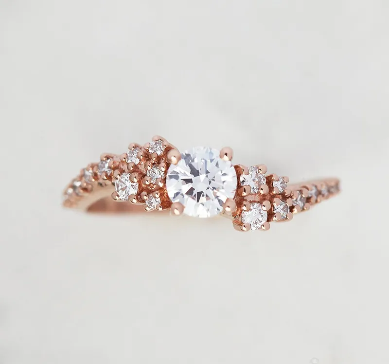 VAL ROUND DIAMOND CLUSTER RING vy 3