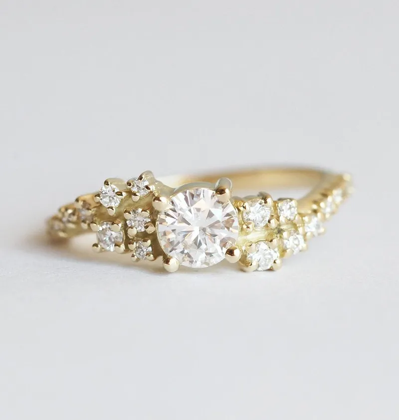 VAL ROUND DIAMOND CLUSTER RING vy 4
