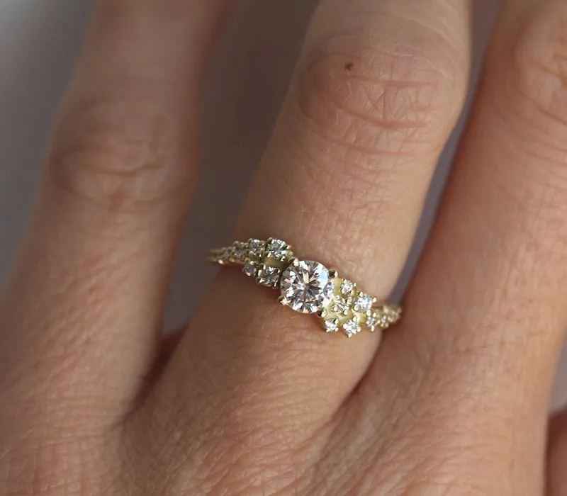 VAL ROUND DIAMOND CLUSTER RING vy 5