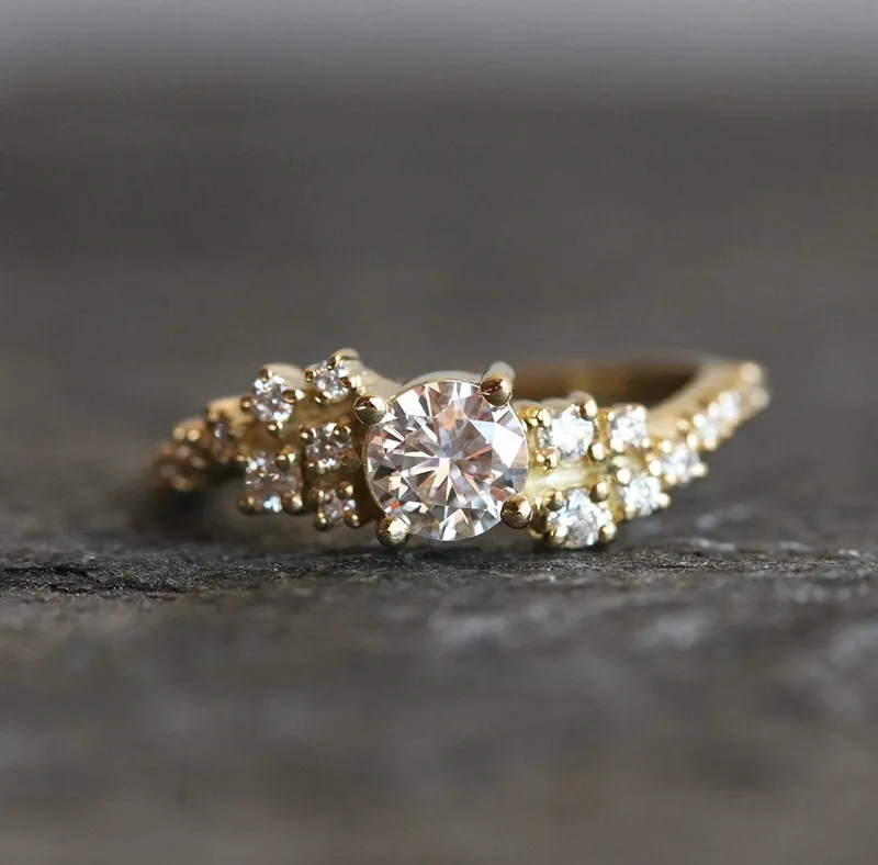 VAL ROUND DIAMOND CLUSTER RING vy 6