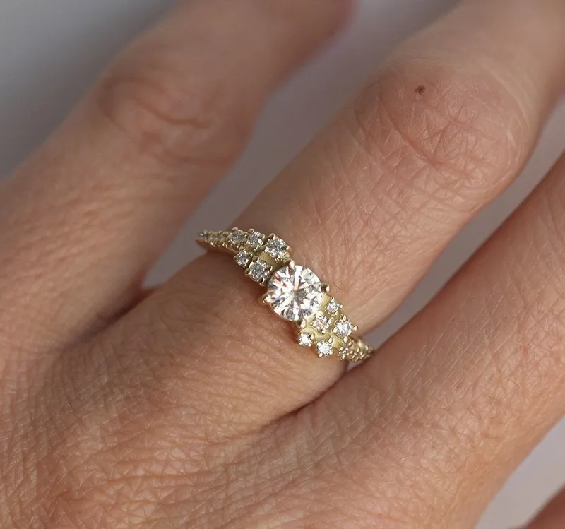 VAL ROUND DIAMOND CLUSTER RING vy 7