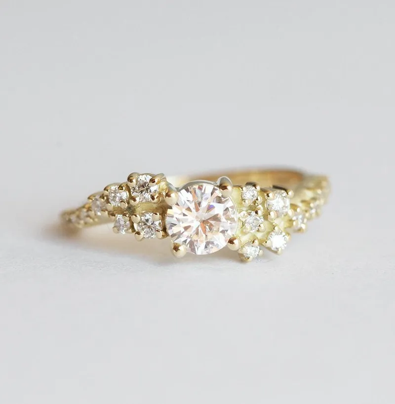 VAL ROUND DIAMOND CLUSTER RING vy 8