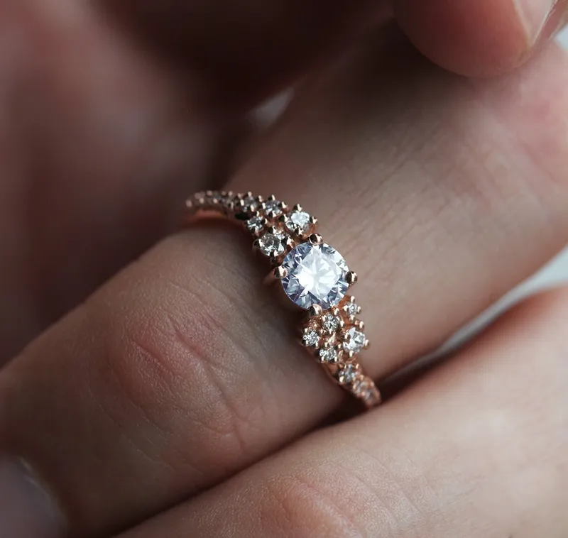 VAL ROUND DIAMOND CLUSTER RING vy 9