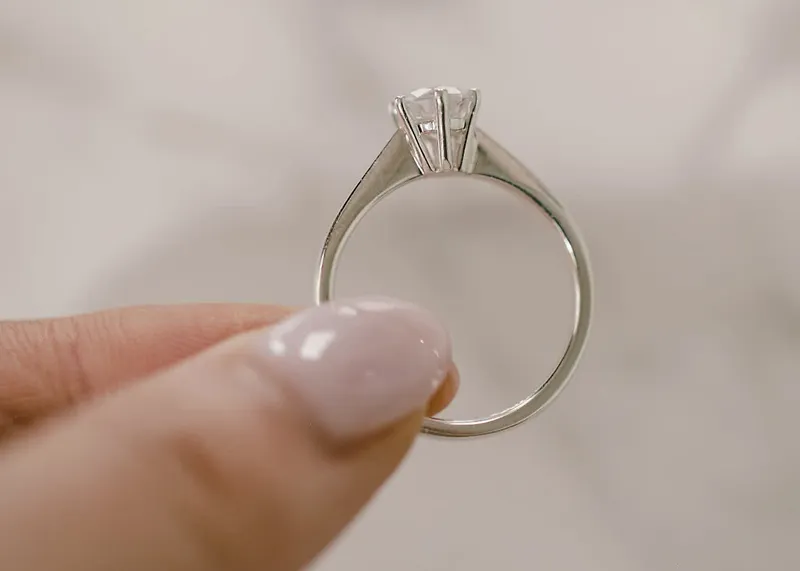 ASTRID round cut engagement ring