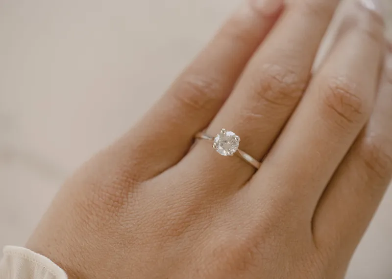 CARMEN round cut engagement ring