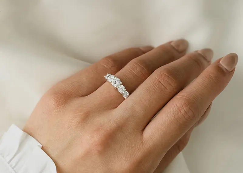 CLAIRE round cut engagement ring