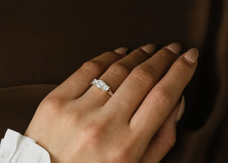 ELENA round cut engagement ring