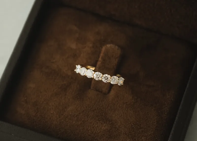 ELEONORA round cut engagement ring