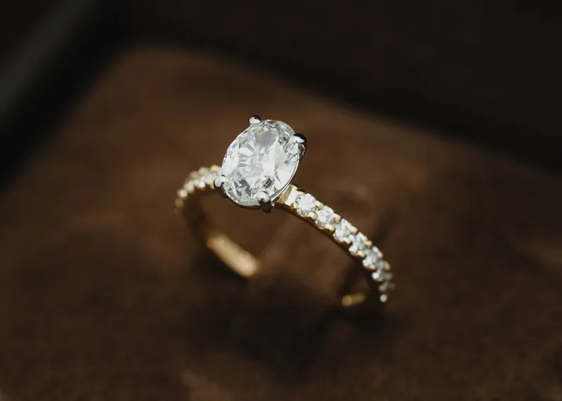 FILIPPA oval cut engagement ring in platinum
