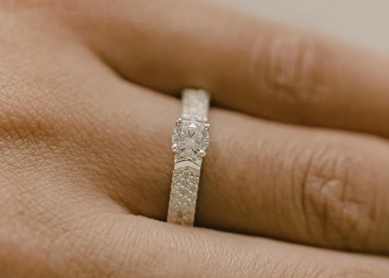 FIONA round cut engagement ring