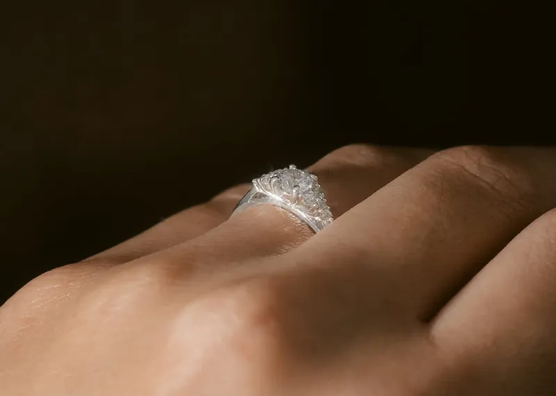 FLEUR round cut engagement ring