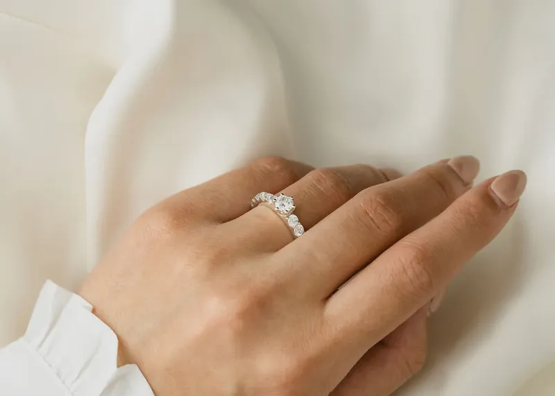 FREYA round cut engagement ring