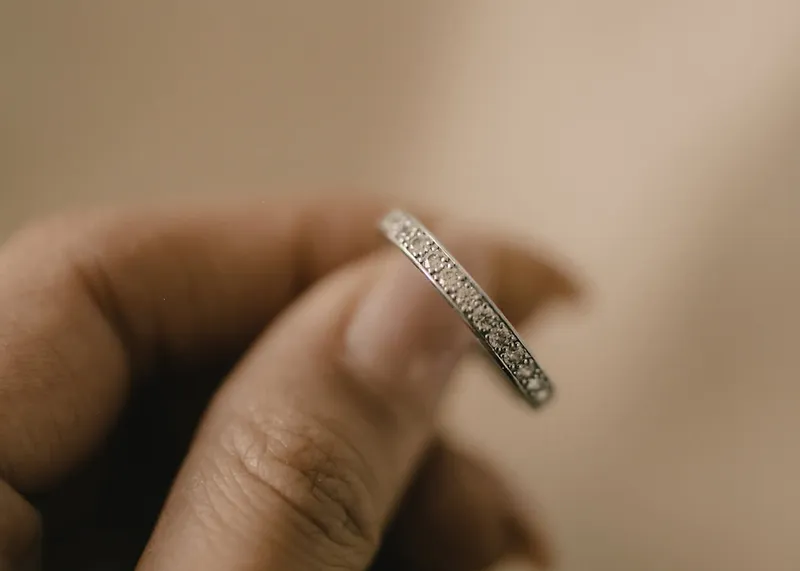 JENNIE round cut engagement ring
