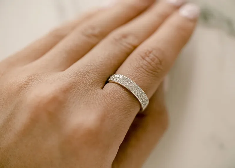 LAURA round cut engagement ring