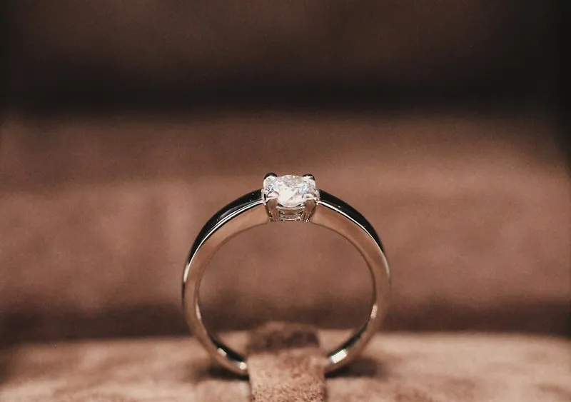 LEONORA round cut engagement ring