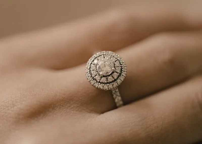 MIRANDA round cut engagement ring