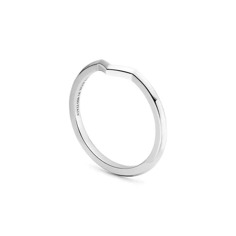 The Tiffany® Setting V Band Ring vy 3