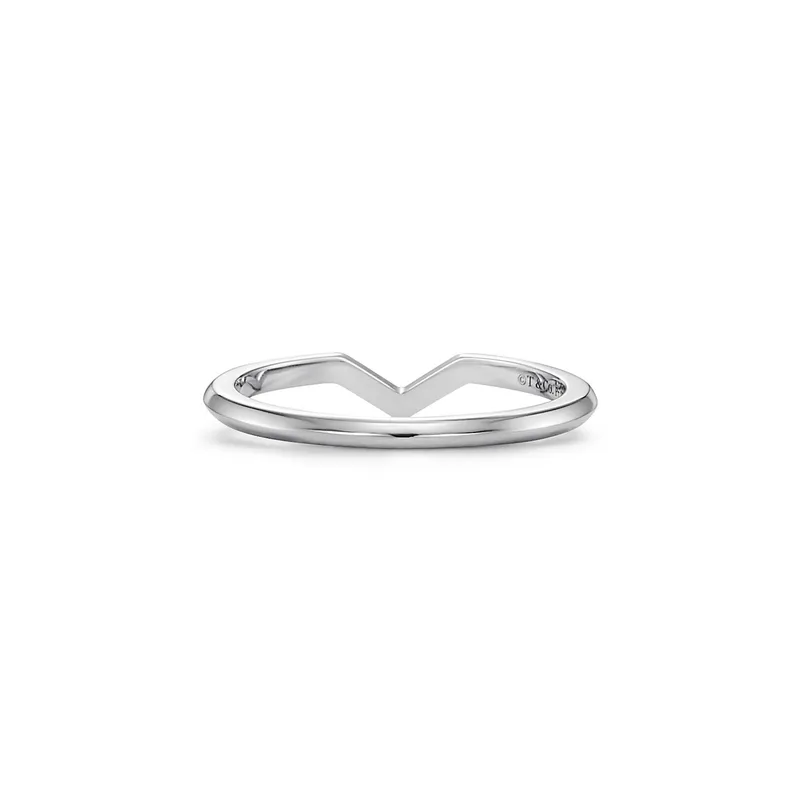 The Tiffany® Setting V Band Ring vy 4