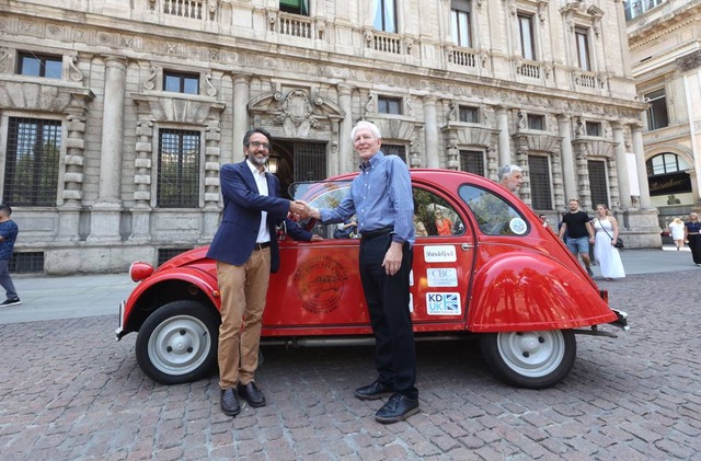Lamberto Bertole from the Municipality of Milano, with Terry Thompson and the 2CV in front of City Hall. Due to the kindness of Mr. Bertole, the 2CV could be driven all the way to Milan's City Hall.
