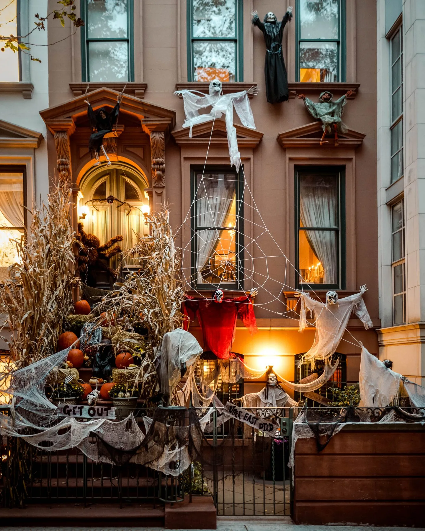 Best Halloween Houses on the Upper East Side NYC (2026) 🎃