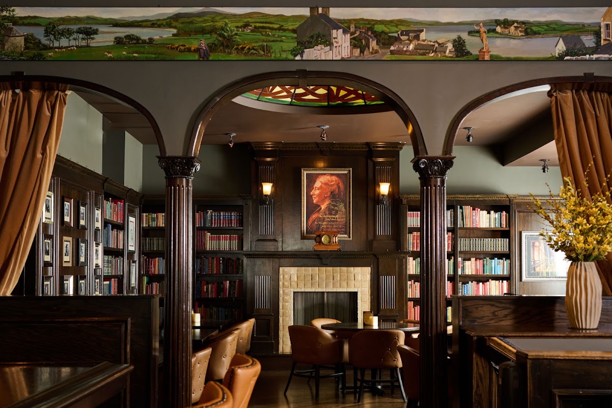 Best Cozy Bars in Chicago: Fireplaces & Hidden Lounges