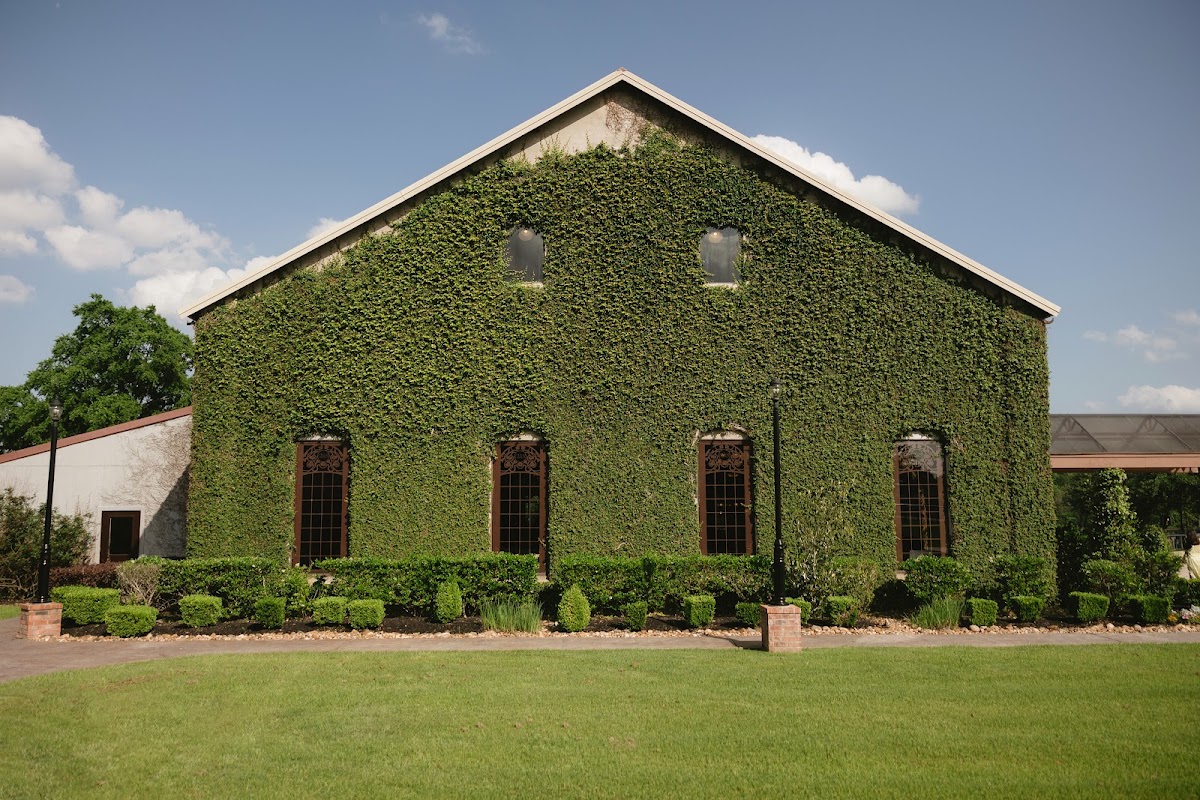 Olde Dobbin Station, Montgomery — the ivy-covered brick hall above its lawn