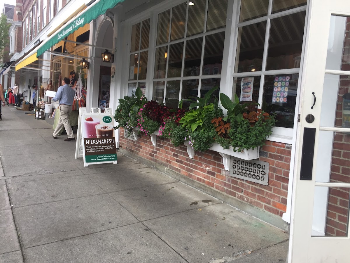 Lou's Restaurant & Bakery