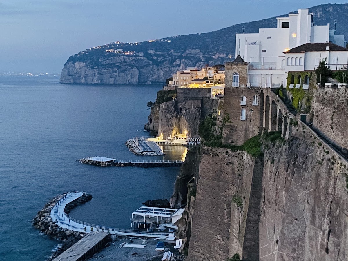 Villa Ancient Walls — panoramic wedding villa in Sorrento with an indoor dining room and two terraces over the Bay of Naples and Vesuvius, capacity for 120 guests