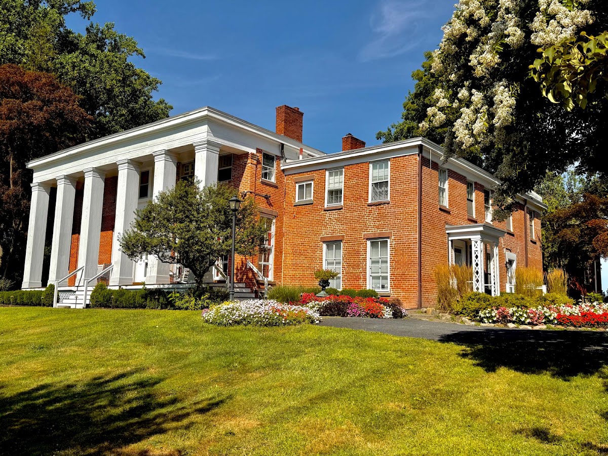 Cromwell Manor Inn