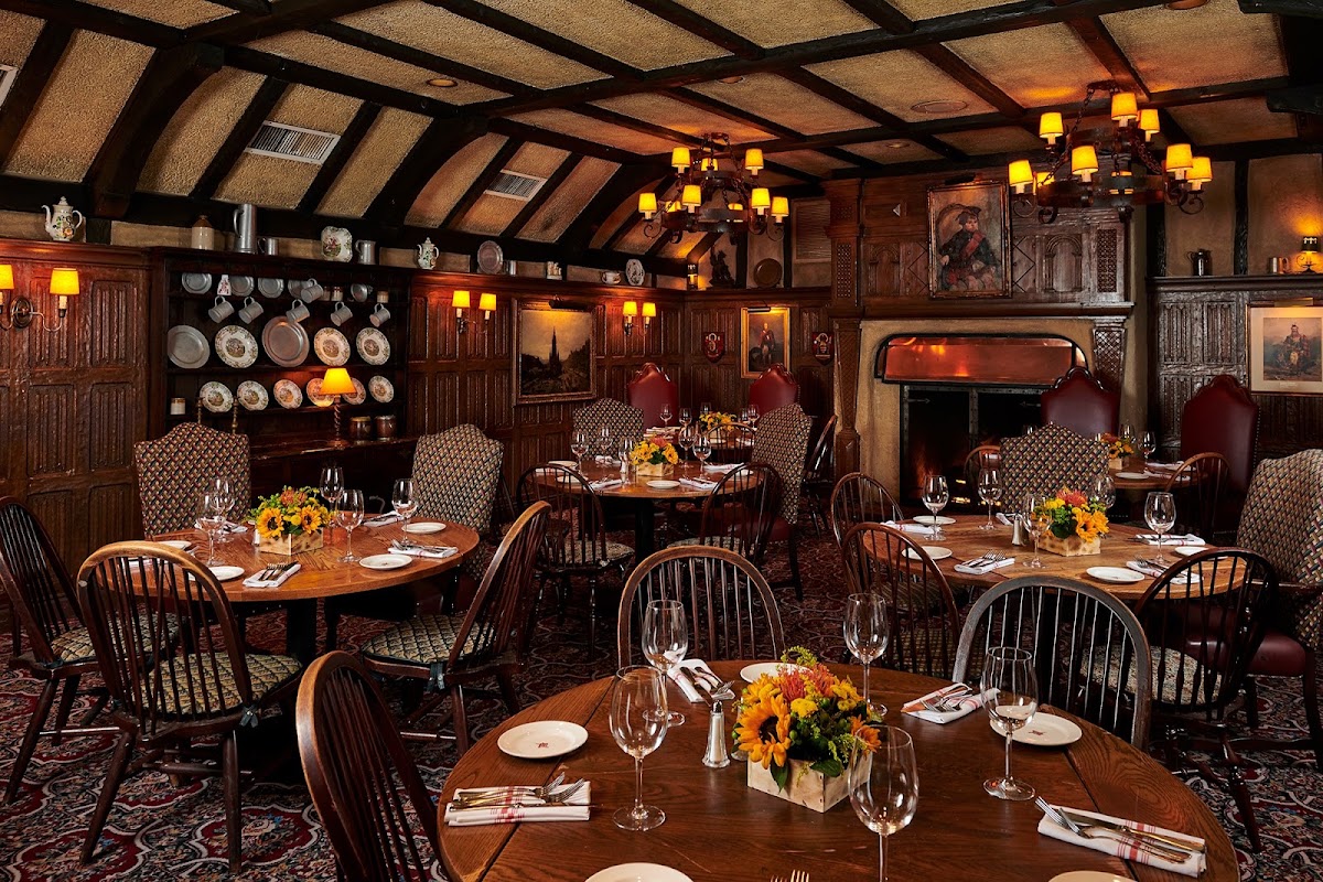Best Old-School Hollywood Restaurants in Los Angeles (2026)