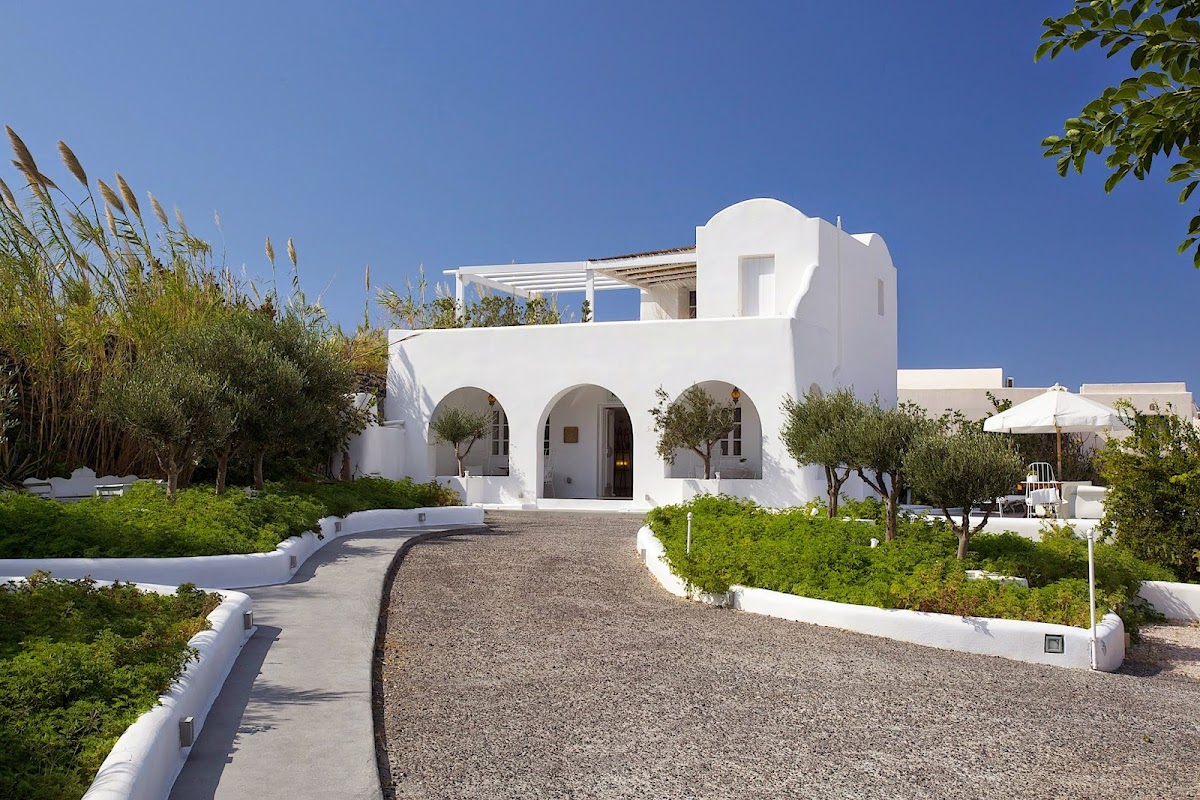 Katikies Santorini — whitewashed 5-star luxury wedding hotel in Oia (Leading Hotels of the World) with infinity pools and a private chapel, capacity for 80 guests