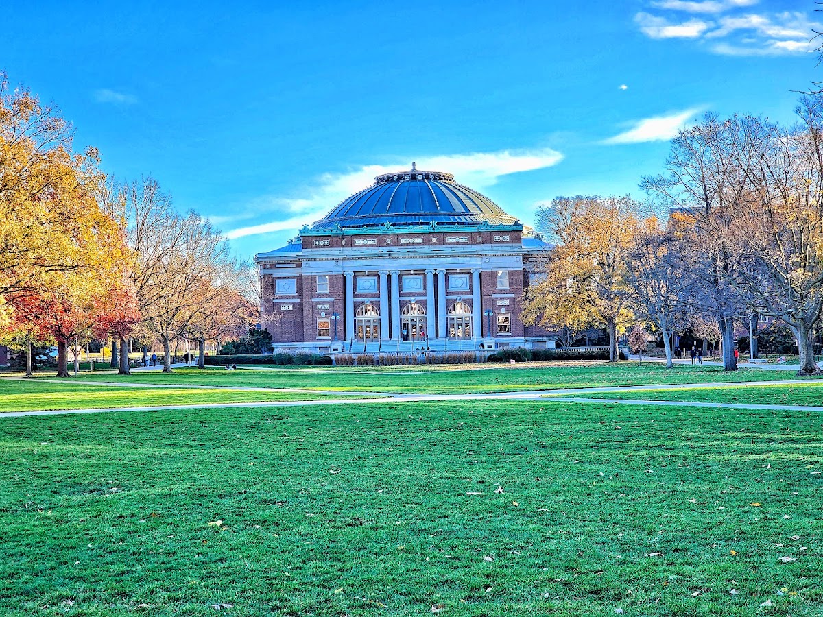 University of Illinois Guide (2026): Where to Eat, Drink & Stay