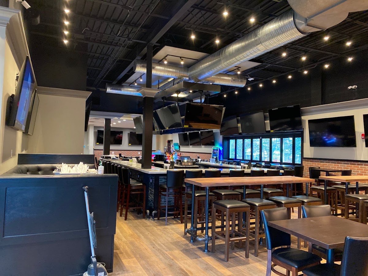 Quincy’s Potomac Bar & Grille