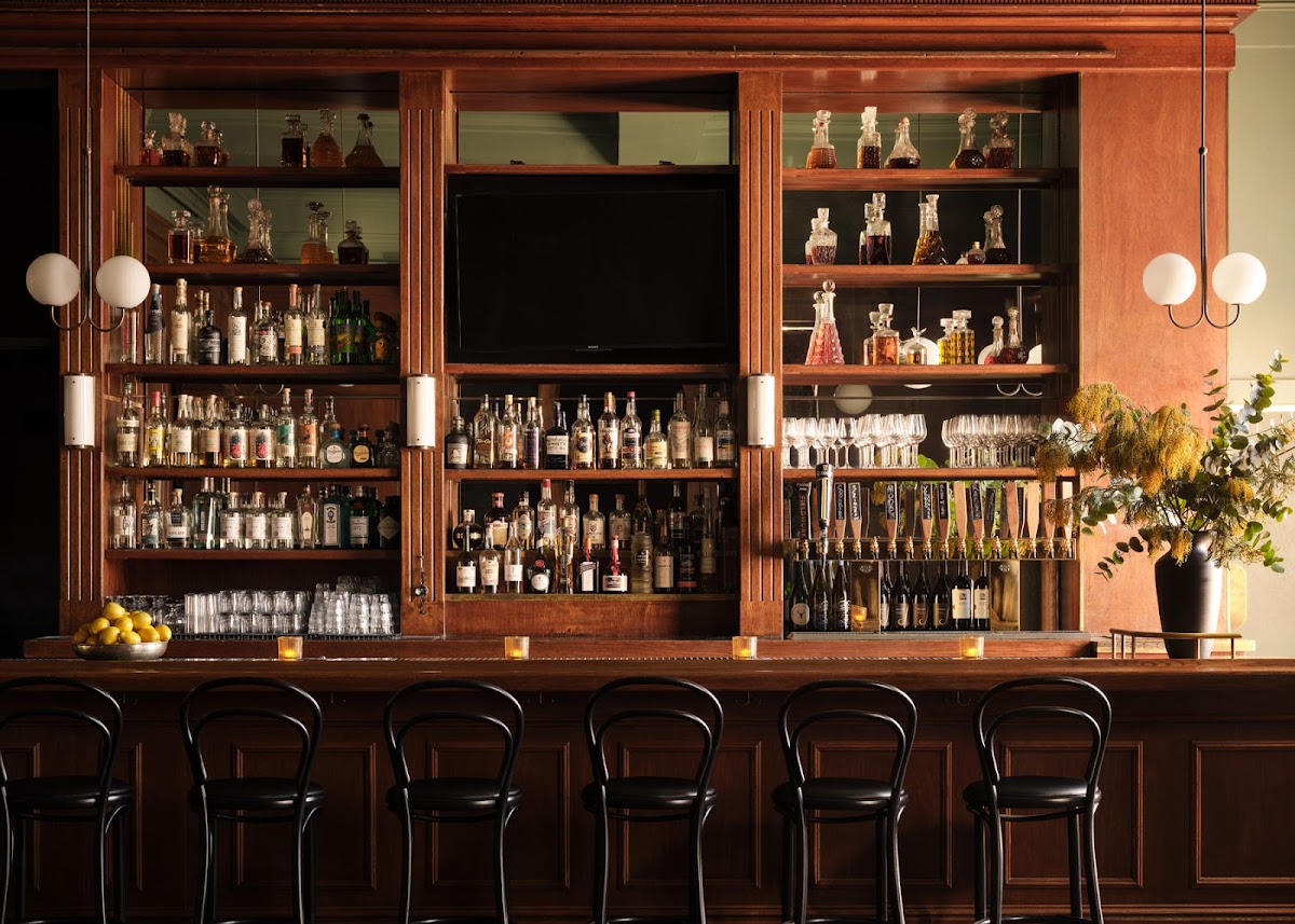 Henry's Bar & Restaurant