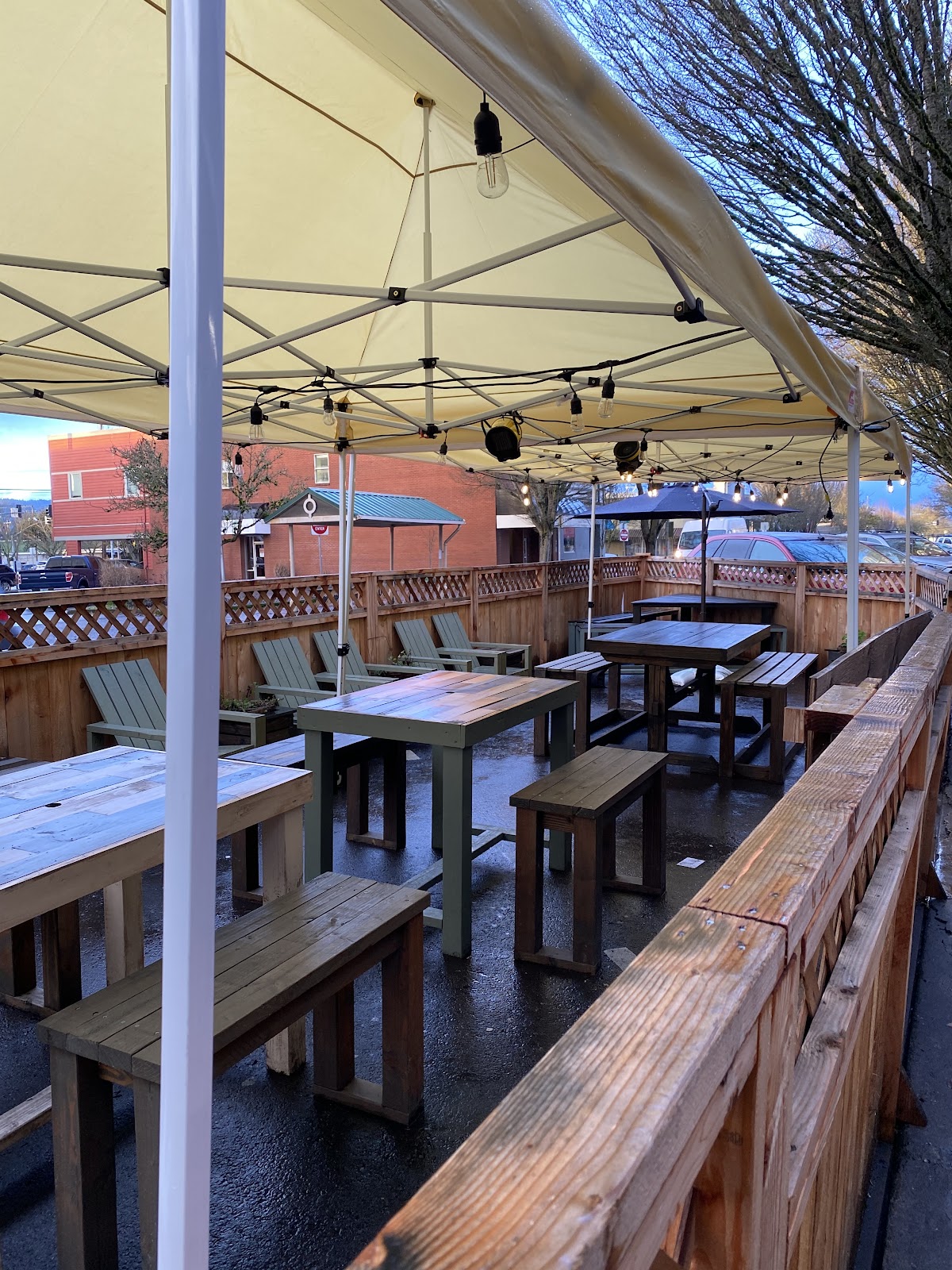 Tom's Peacock Bar & Grill