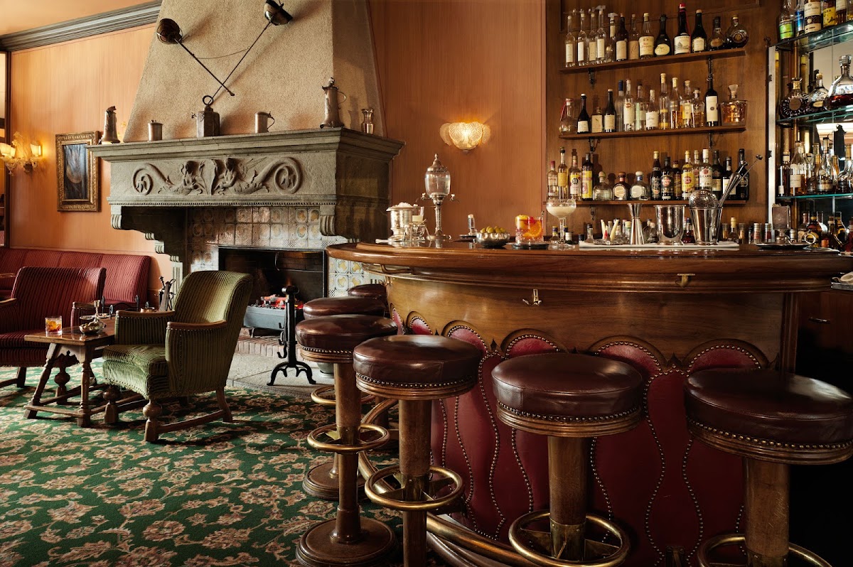 Renaissance Bar