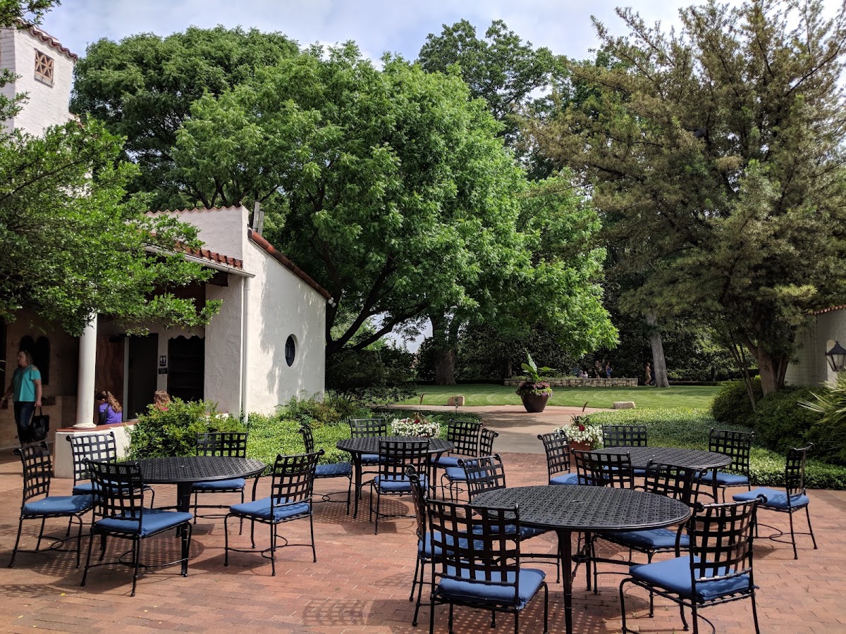 Restaurant DeGolyer at the Dallas Arboretum