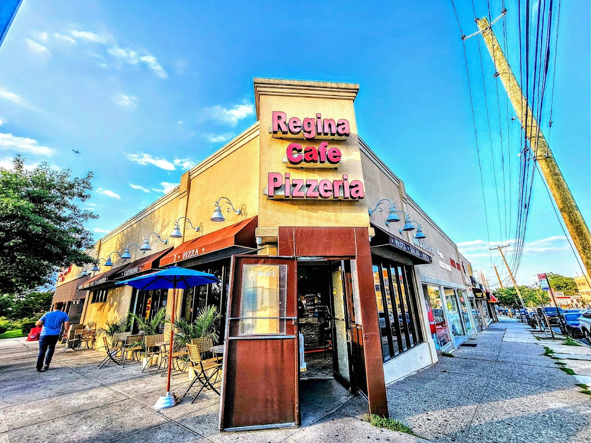 Regina's Pizzeria
