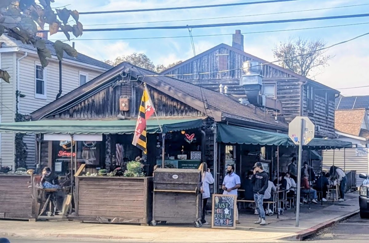 Davis' Pub