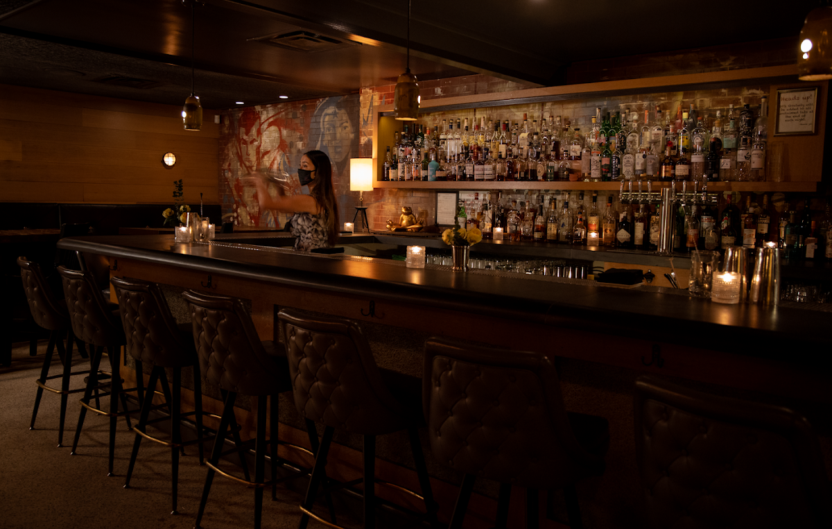 10 Outstanding All-Around Bars in Austin