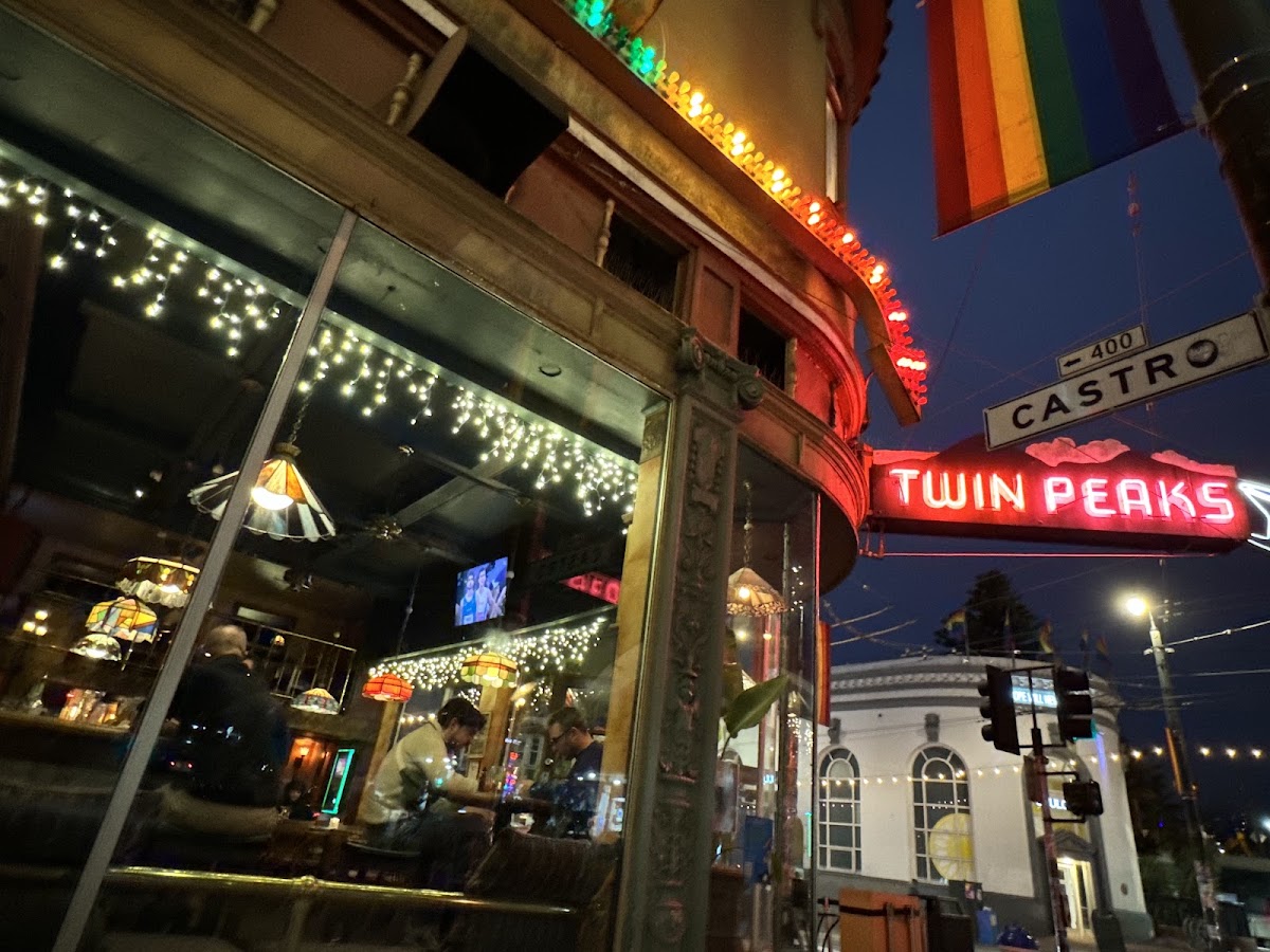 Twin Peaks Tavern