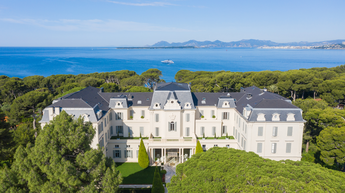 Hôtel du Cap-Eden-Roc — legendary 1870 palace hotel on 22 seafront acres in Antibes on the Côte d'Azur, with a 100m garden aisle, the Riviera's ultimate luxury wedding address for 450 guests