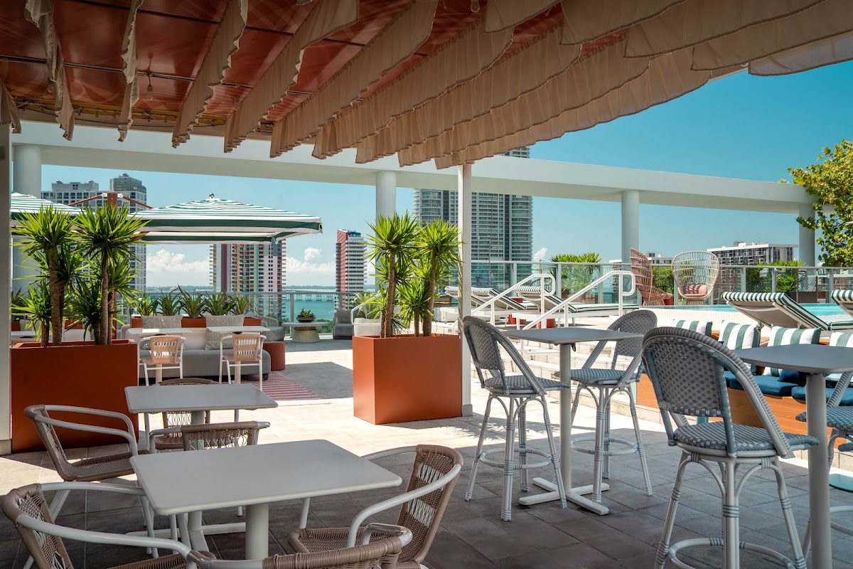 Vista Rooftop Bar & Lounge