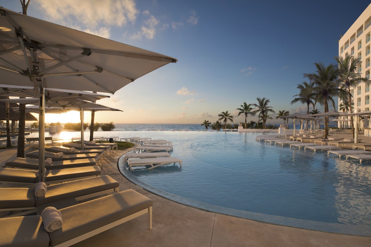 Le Blanc Spa Resort Cancun — adults-only AAA Five Diamond all-inclusive wedding resort on Punta Cancún beach, with capacity for 250 guests