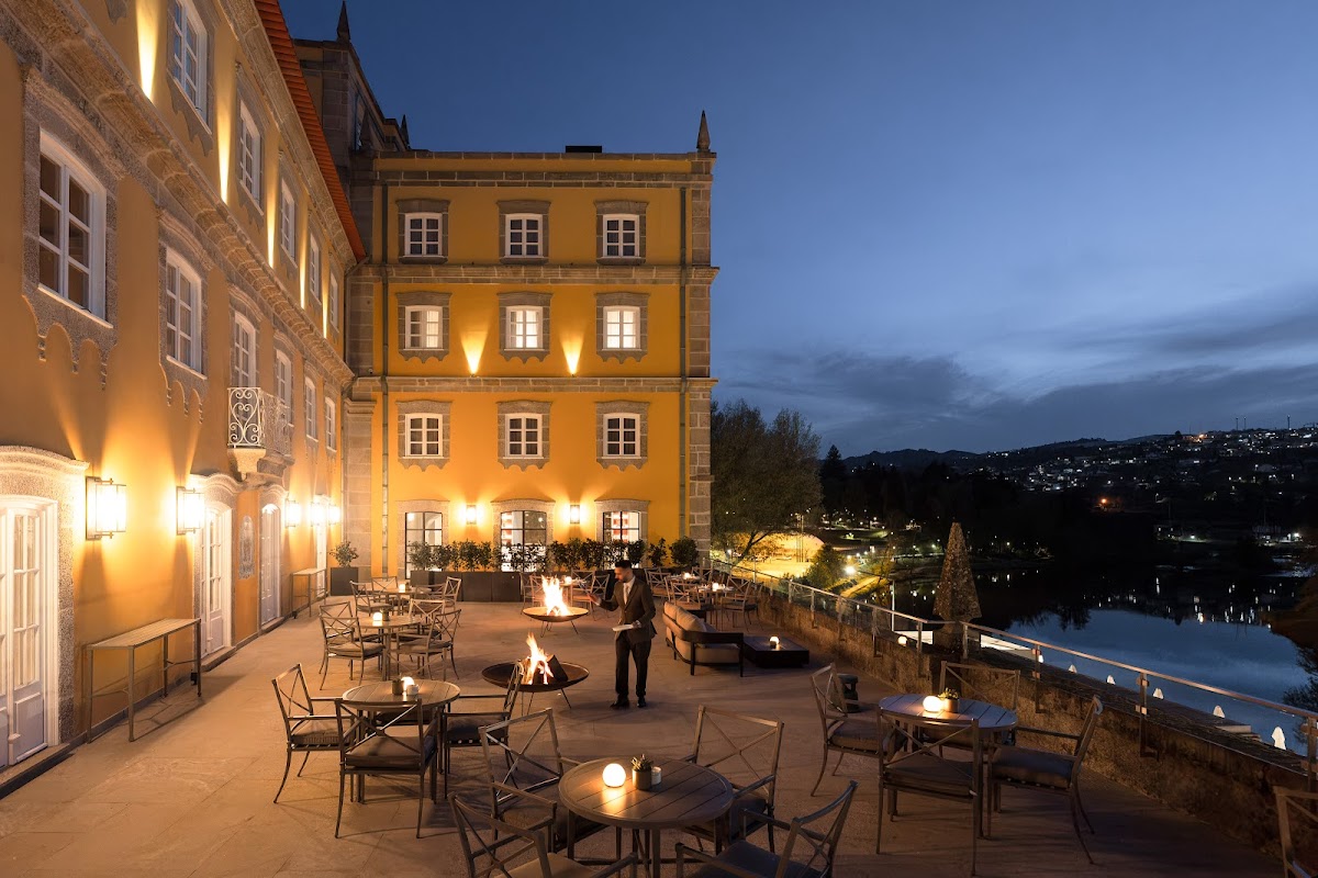 Casa da Calçada — 16th-century palace and Relais & Châteaux hotel on the Tâmega river in Amarante (50 min from Porto), Michelin-starred dining, capacity 150
