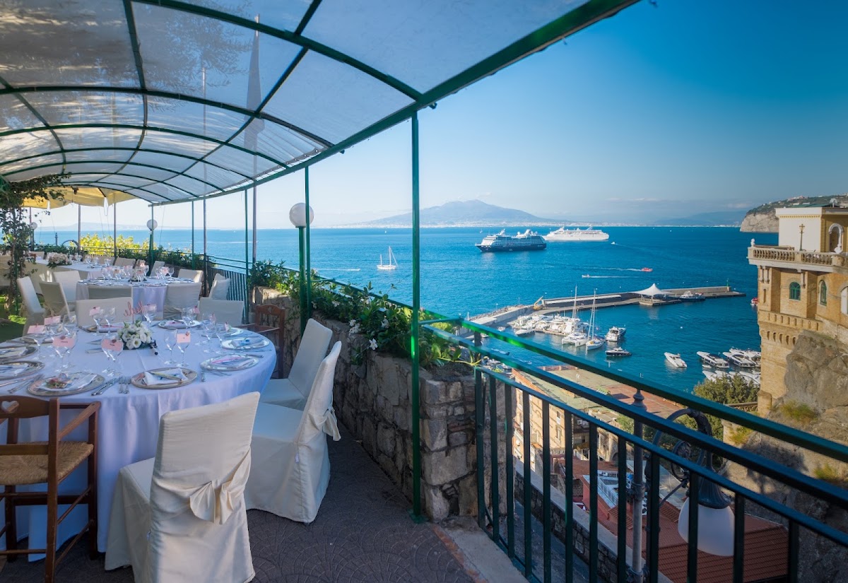 Foreigner's Club — sea-view terrace wedding restaurant in Sorrento overlooking the Bay of Naples, capacity for 250 guests