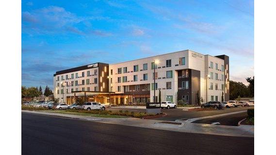 Courtyard by Marriott Fresno Clovis