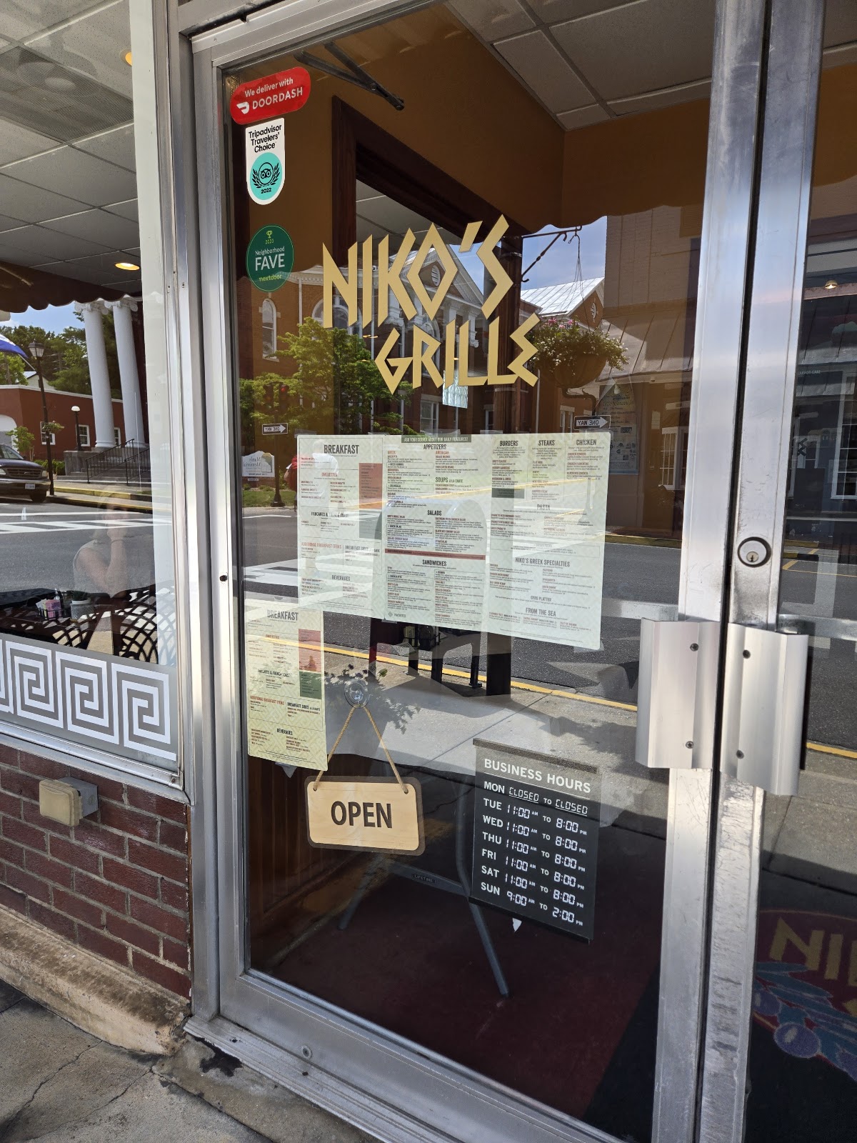 Niko's Grille