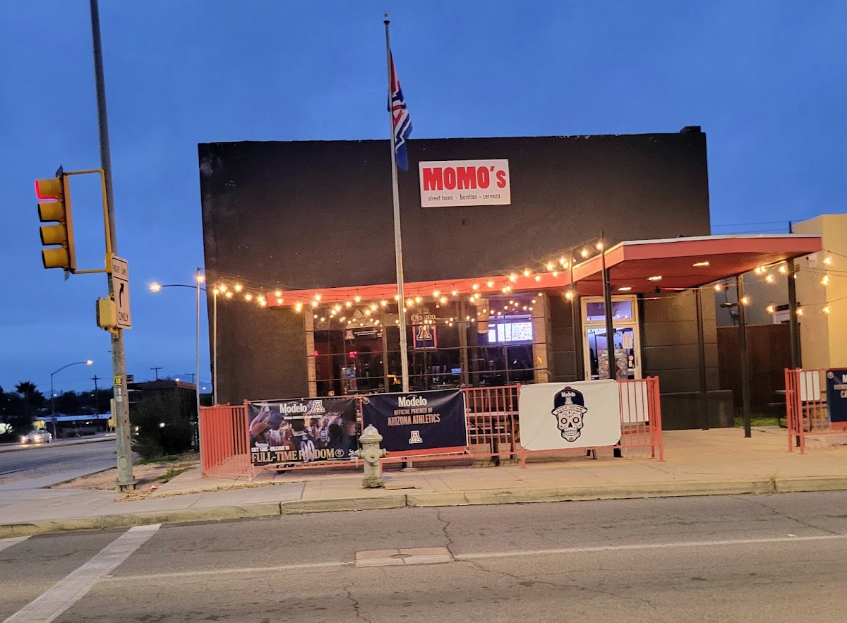 Momo's on 6th